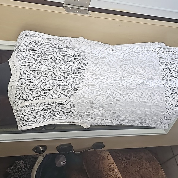 Sleeveless white lace top - Picture 8 of 15